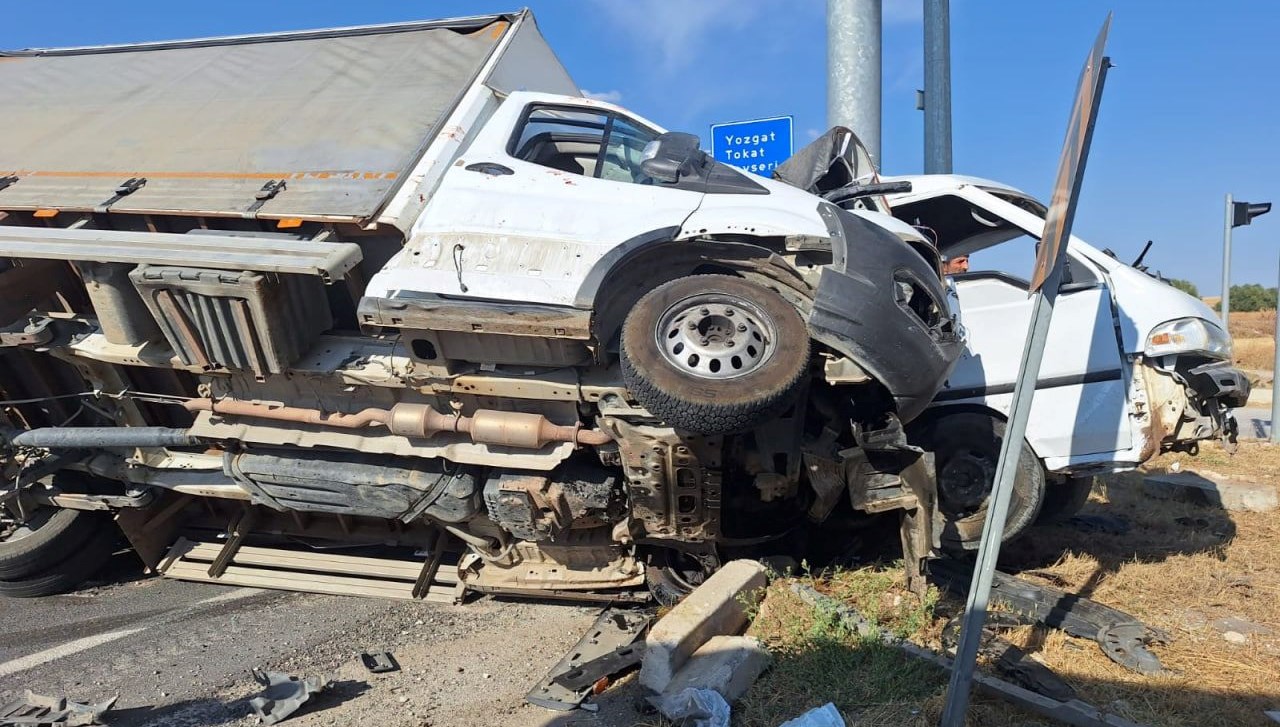 iki kamyonet carpisti 5 kisi yaralandi Dk6nUFki