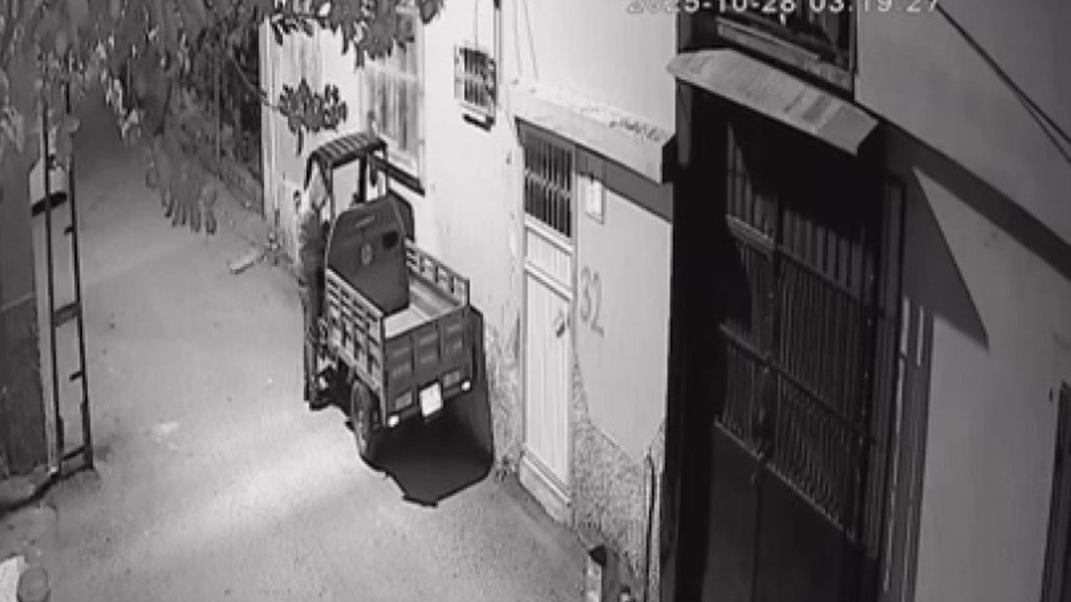 adanada yuzunu kapusonla kapatti park halindeki araci caldi XDGCDdBB.jpg