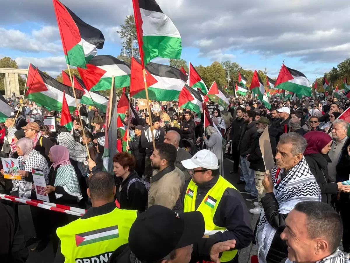 berlinde filistin icin buyuk gosteri 16 bin kisi bir araya geldi IgPGNrvC.jpg