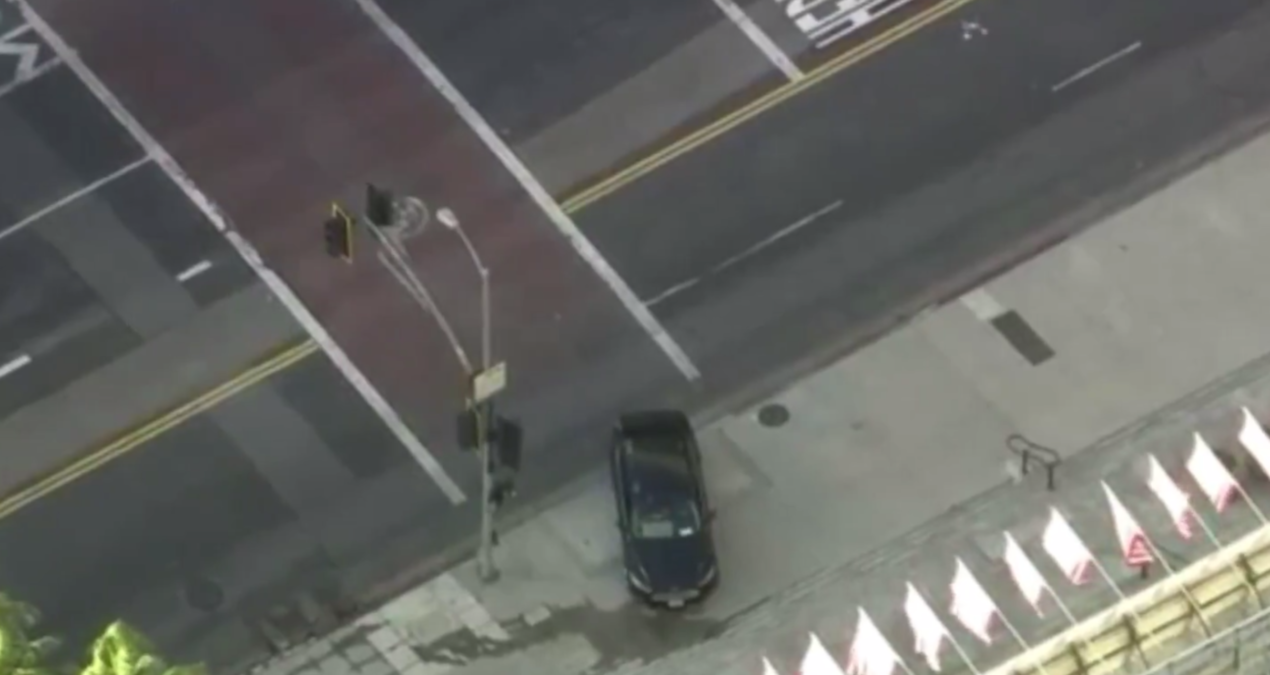 caresiz kalan eski abd askeri belediye binasina arabasiyla bariyerleri yikip girdi zIdRqCjt