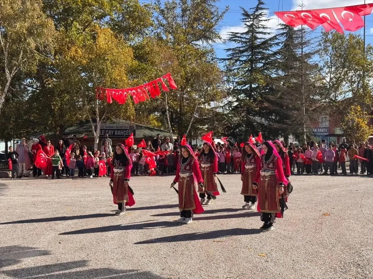 cumhuriyet bayrami yapraklida kutlandi ptnBpdMK.jpg