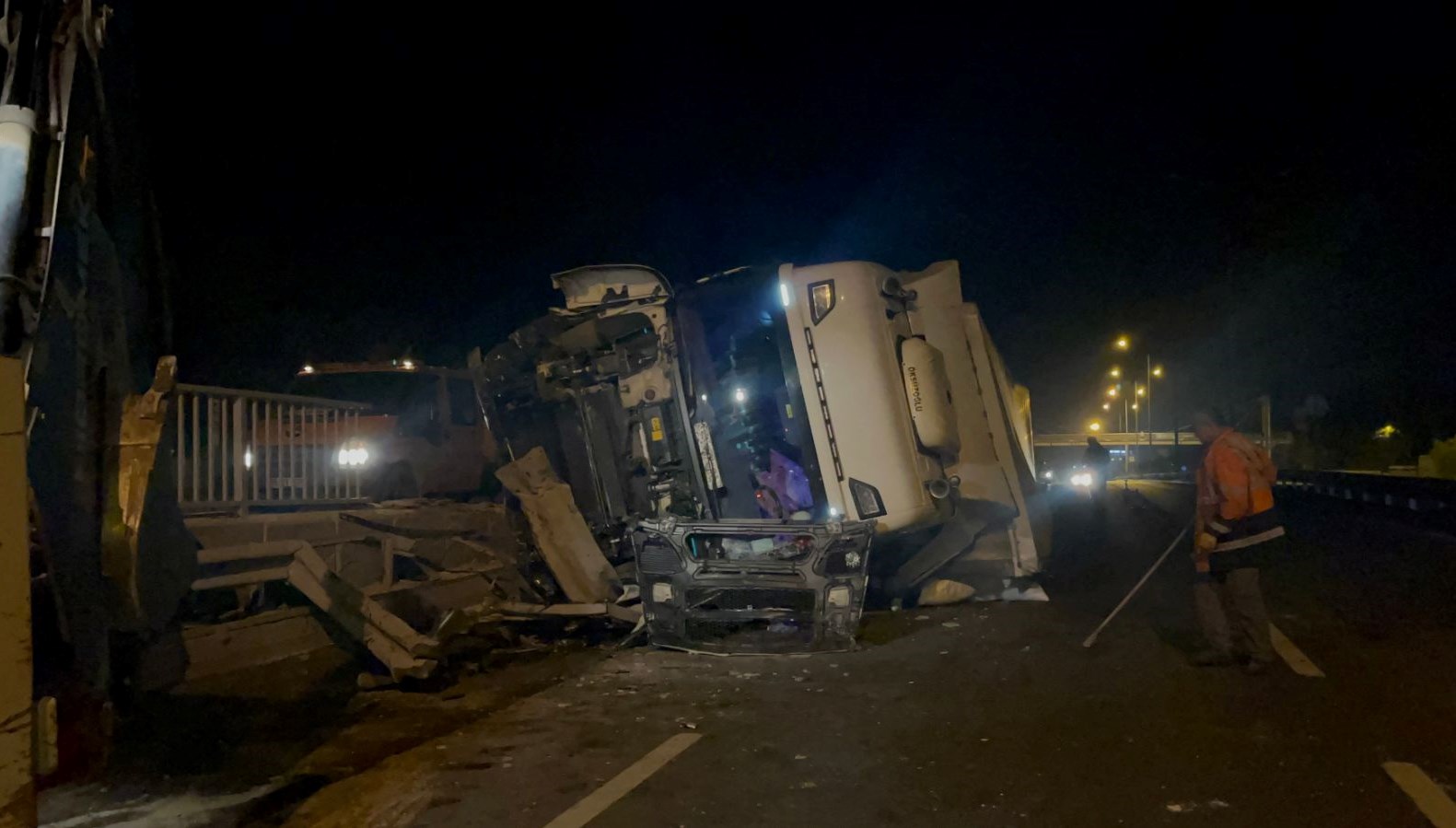 eskisehir ankara yolunda tir devrildi ulasimda aksama yasandi OGCLDtlR.jpg