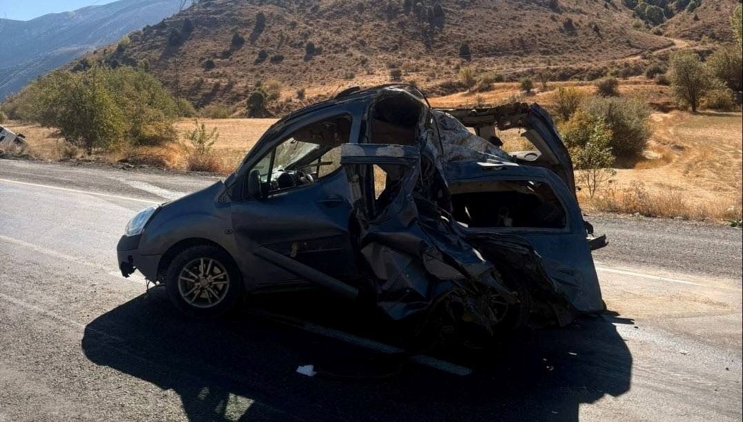 tatvanda trafik kazasi 2 yarali di4hL3yy