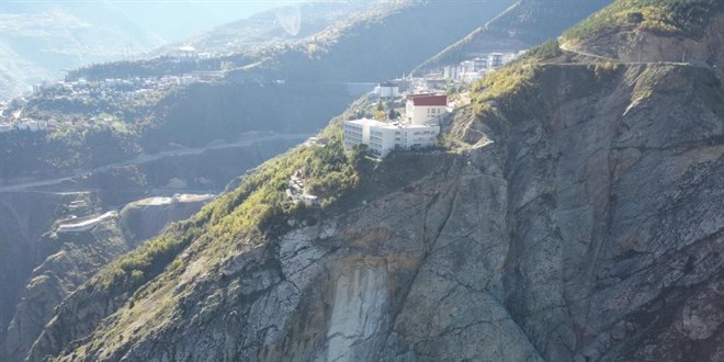 Artvin’de kaya kopması paniğe neden oldu: İki lise tahliye edildi