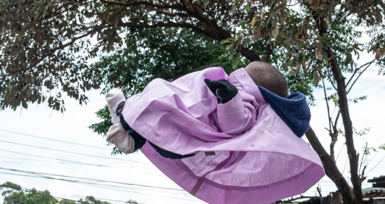 Dar sokaklarda toplanıp bebekleri havaya fırlatıyorlar: İşte nedeni