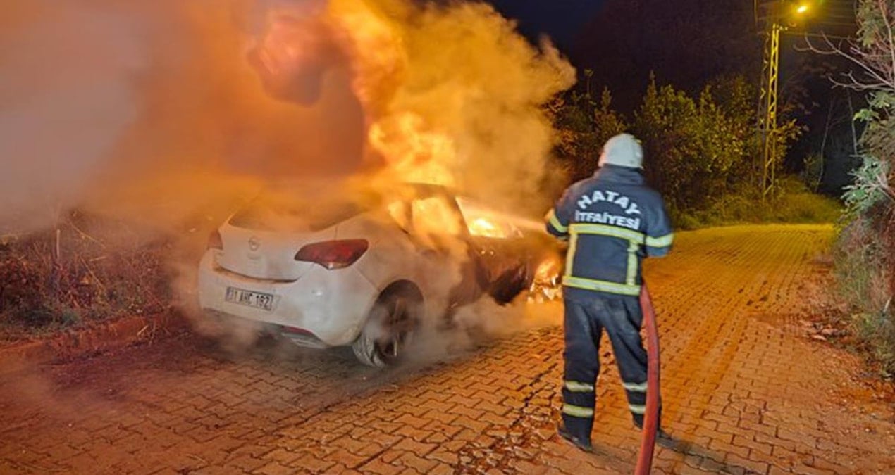 Hatay’da otomobilde çıkan yangın söndürüldü