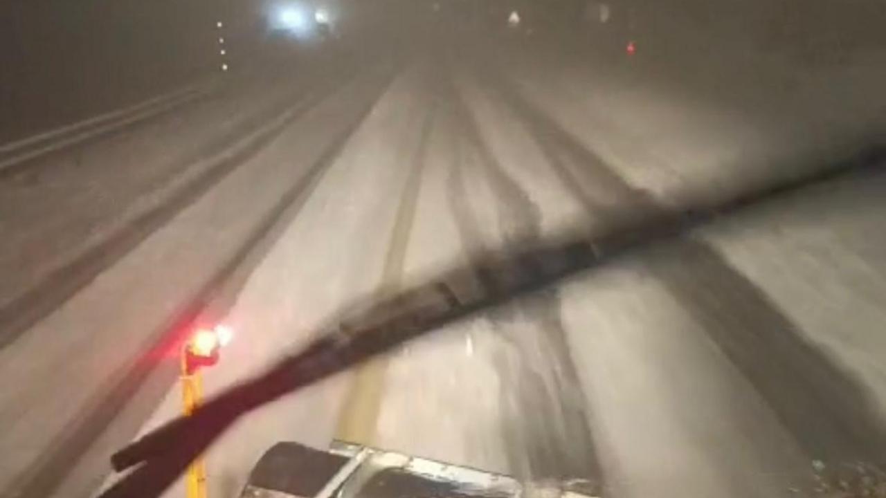 Kara yolu beyaza büründü: Turizm beldesine yılın ilk karı yağdı!