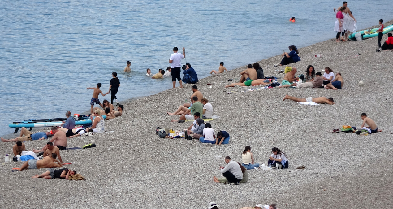 Antalya’da Güneşli Havada Plajlara Yoğun İlgi