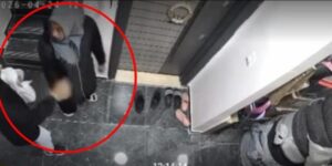 once-ayakkabiyi-kokladi-sonra-kapiyi-zorladi-o-anlar-kamerada-wWvEblaz