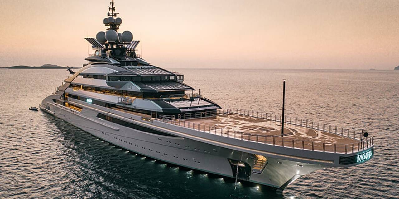 Savaş Ortamında Lüks Seyir: Rus Milyarderin Yatı Hürmüz Boğazı’nı Geçti