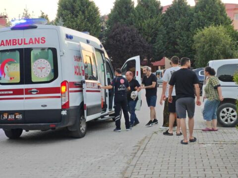 Tartistigi babasini bicakla yaraladi RpUaaLHj